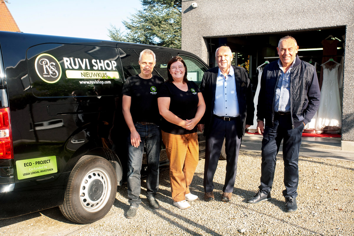 Zaakvoerders Nieuwkuis Ruvi Shop Menen en bestuurders Legia Lokaal Investeren voor elektrische bestelwagen met Eco-Project-logo